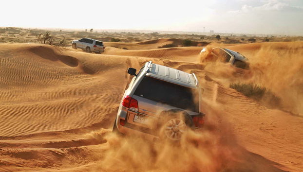 Conduciendo por las dunas del desierto Al Wadi