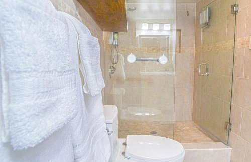 Tropical escape with fire pit near airport & stadium - Foto 28