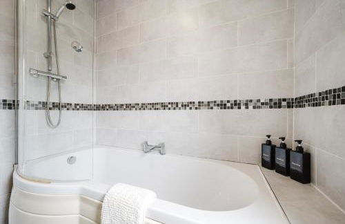 Modern 2 Bedroom House with Parking - Photo 18