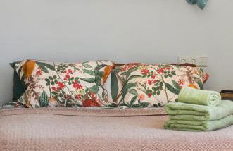 City Central Studio +Private Garden +Amazing View - Photo 8