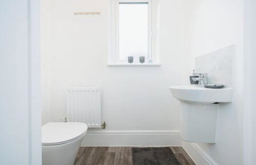 Spacious Luton Home Sleeps 8 - Foto 16