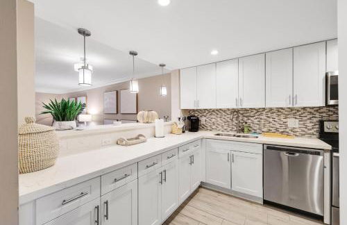 Boca Coastal Stay 2BR 2BA with Pool and Balcony - Foto 15