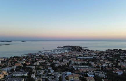 VUE EPOUSTOUFLANTE SUR BANDOL & LA MER 2 pièces, piscine tout confort 4 étoiles, très calme, terrasse spacieuse sans vis à vis, parking privé résidence standing - Foto 24