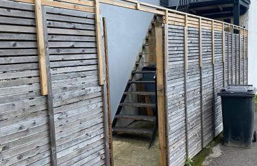 Town Centre Modern 1 Bedroom self-contained Apartment - Photo 38