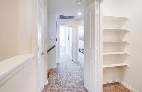 Meticulously-maintained 3-BR Townhouse w/ Backyard ~ Double-Story! - Foto 45