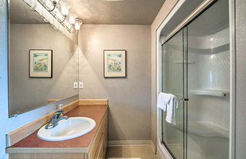 Apartment with Gas Fireplace about half Mi to Beach! - Foto 14