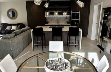 Luxury 4-bed home with club room - Photo 4