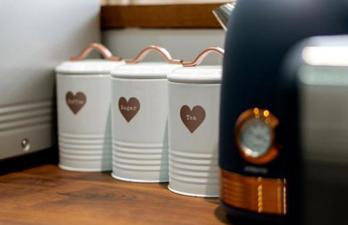 4 bed family home wifi, netflix, parking, close to wicksteed park - Photo 7