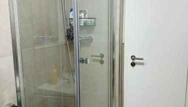 EMMA Gardencity Basement Flat - Foto 4, Shower