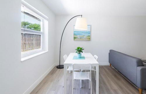 Modern 2BR Stay with Desk, Patio, BBQ, Free Parking - Foto 13