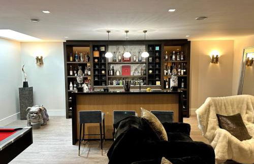 Luxury 4-bed home with club room - Photo 8