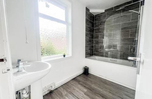 3 Bedroom House - Free Parking-Hospital-Contractors-Families - Long Stay Rates Available - Photo 23