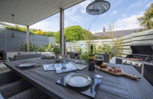 Two Bare Feet - Photo 34