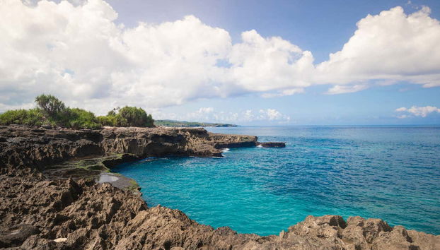 Admirando la Laguna Azul de Nusa Cenigan