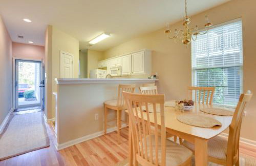 Pond Views and Community Perks Sunset Beach Condo! - Foto 7