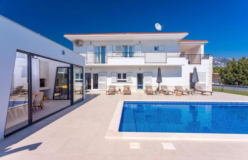 VILLA ALMIC with heated pool, 5 bedrooms, Gaming room, a multi-use playground court - Photo 1