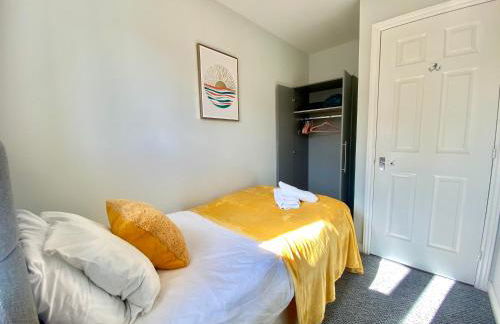 Oakley Vale House and Garden! Free Private Parking, TV, Fully Equipped - Photo 11