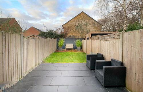 Knaphill - 2 Bedroom Terrace House - With Garden - Photo 17