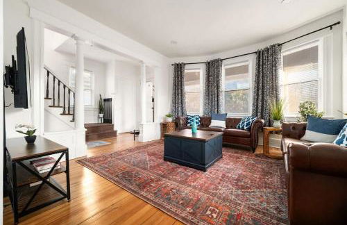 Whole House Near NYC and Transit with Game Room Fire Pit and King Bed - Foto 16