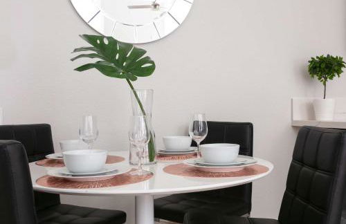 Bright 2BR Loft Sleeps 7 with Full Kitchen and Fast WiFi - Foto 16