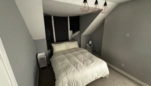 Modern 3-Bedroom Home with Cozy Cinema-Style Living Space - Foto 5