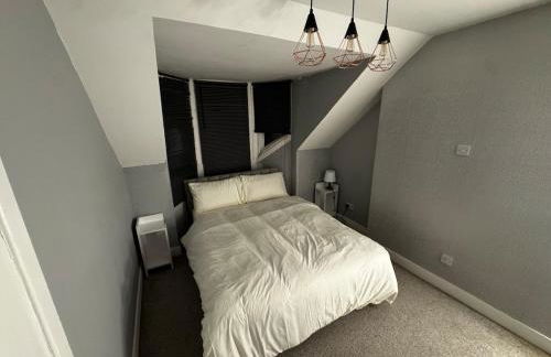 Modern 3-Bedroom Home with Cozy Cinema-Style Living Space - Foto 5