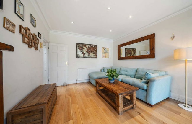 A Delightful 4-bedroom Home With a Private Garden - Foto 12