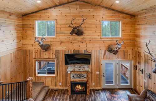 Rustic Retreat, Sleeps 20, Epic Game Room, Hot Tub, 20min to Yellowstone - Foto 27