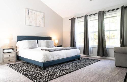 Spacious Vaulted 4BR Family Home Near Mall of GA Sleeps 12 - Foto 3