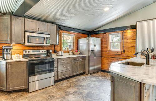 Lake Escape with Hot Tub and Docks in Hope! - Foto 7