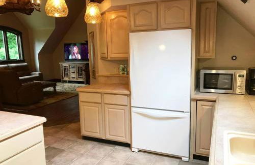 Castle Gatehouse Rental for a Unique Getaway near Bolton Landing, New York - Foto 16