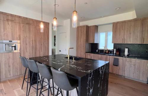 The Arts House - Private and Gated Home in Silver Lake with Pool & Views - Photo 6