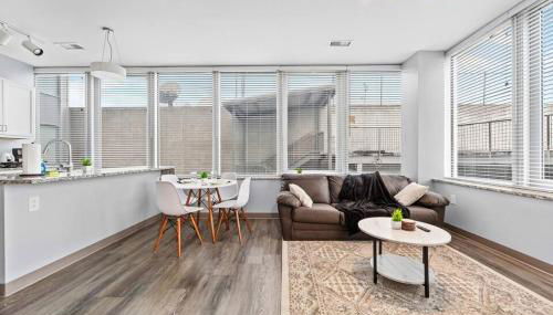 Near DT & CLE Clinic Queen Bed Wi-Fi Parking - Photo 3