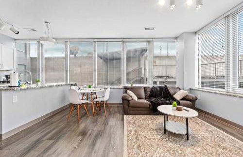 Near DT & CLE Clinic Queen Bed Wi-Fi Parking - Foto 3