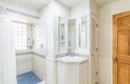 Charming Country 4BR Retreat with Riverfront Views cabin - Foto 24