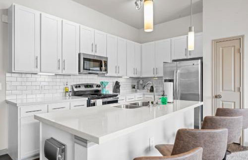 Spacious 2BR King Bed Suites Close to Downtown and Airport - Foto 9