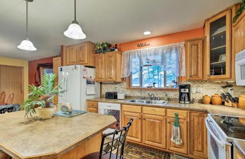 Lakefront Family Getaway with Private Deck and Dock! - Foto 11