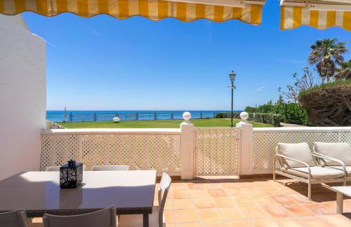 Modern apartment with pool on the beachfront in Marbella by SharingCo - Photo 22
