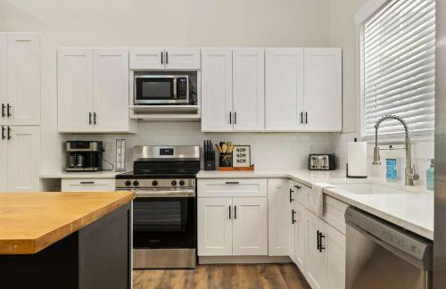 Secluded 3BR Cabin Lake Access & Resort Perks - Foto 13