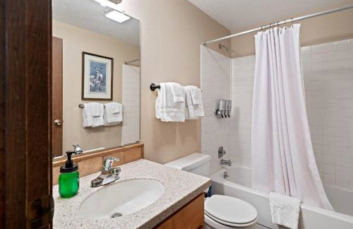 Trapper 8: Cozy 4-Bedroom Condo, 1 Minute to Yellowstone, perfect for 8 guests. - Foto 19
