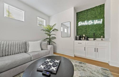 Modern 4BR Retreat in Uptown! - Foto 31