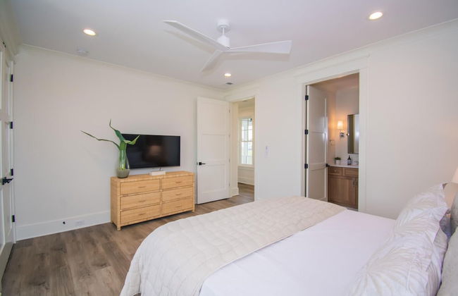 Stunning 4BR Vacation Rental With Private Pool, Spa, & Resort Club Cards - Photo 3