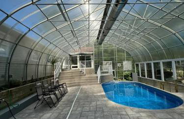 Majestic Cottage Estate with Indoor Heated Pool - Foto 10