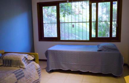 Belíssima Casa com extensa área externa - piscina, sauna, churrasqueira e campo de futebol - com 5 suítes e a 500 metros da Rua das Pedras - Foto 36