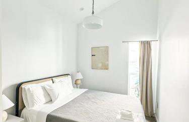 Sunny 1BR with Large Outdoor Lounge Space - SH4LAD - Foto 3