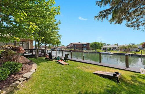 NEW! 4BR I Indoor Pool on the Bay in Boat Town USA - Foto 30