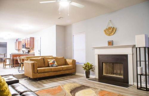 Deck, BBQ Grill, Backyard Fire Pit, Pool, Jacuzzi Tub, 65 inch TV - Foto 8