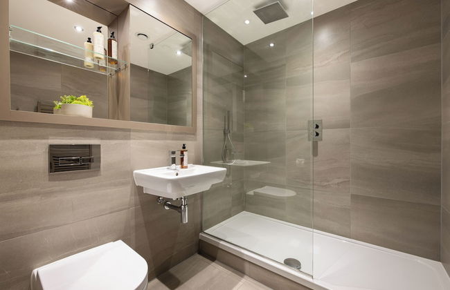 Leeds Centre by Charles Hope - Photo 18