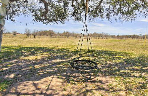 Spacious Texas Getaway with Fire Pit and Pond! - Foto 38