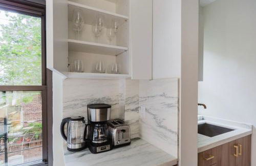 Blueground Midtown E wd doorman nr E River NYC-1527 - Photo 10